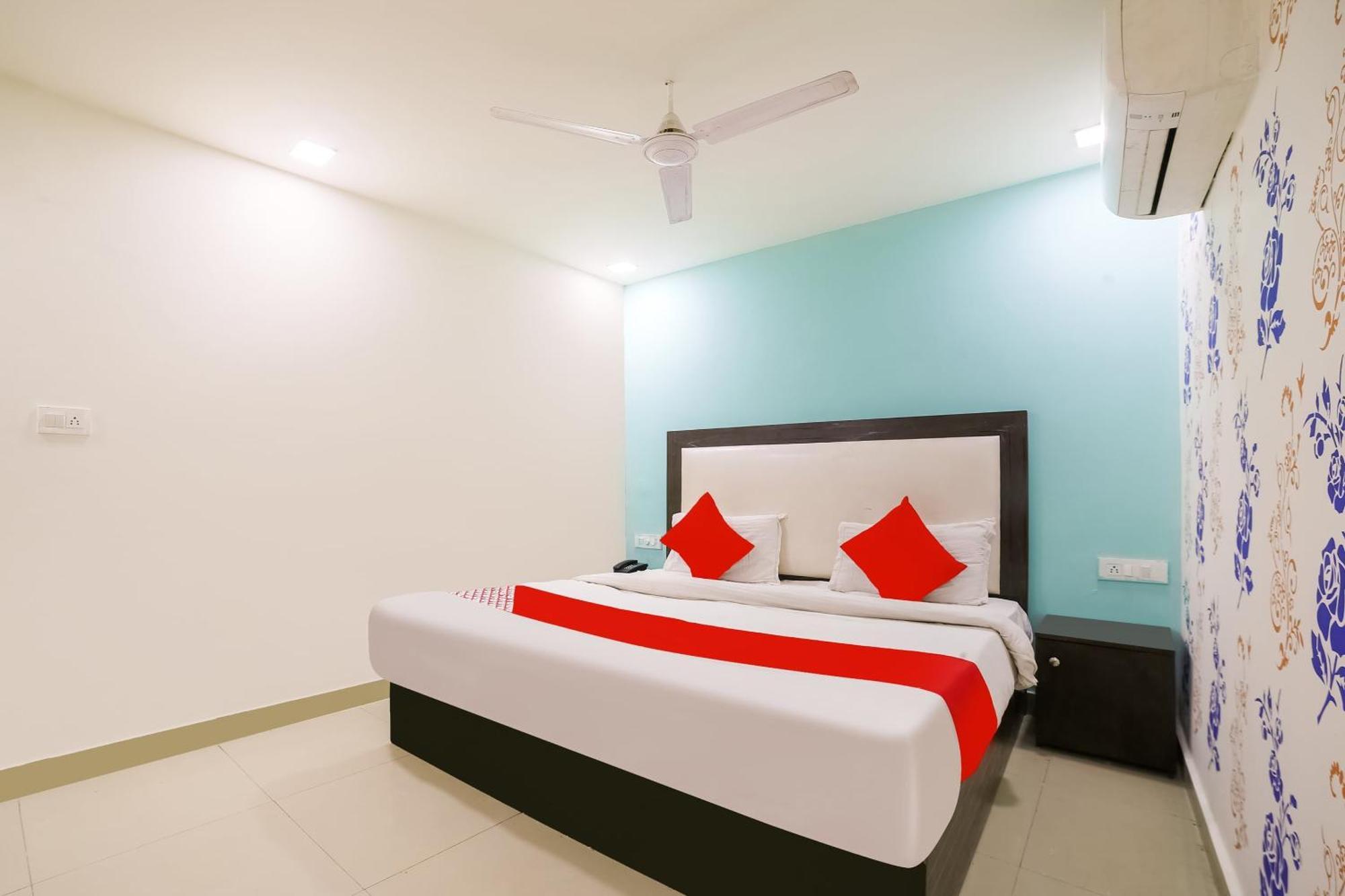 My Comfortable Hotel New Delhi Exterior photo