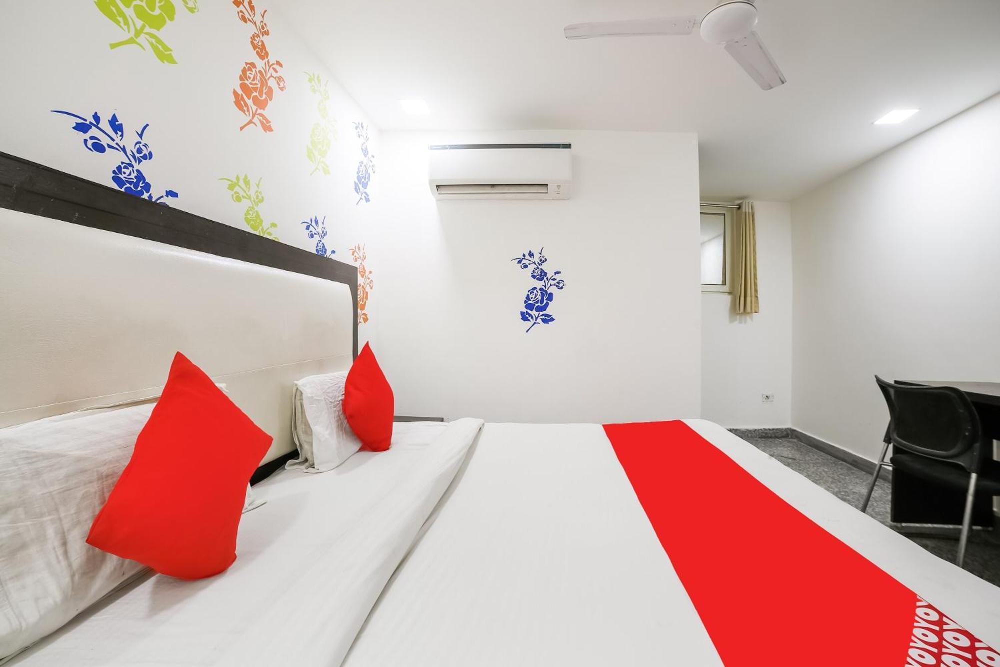 My Comfortable Hotel New Delhi Exterior photo